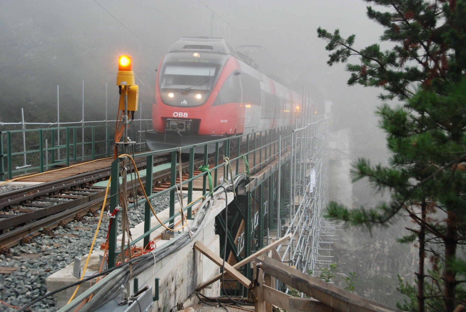 Abwicklung unter Verkehr, nur kurze Gleissperren möglich.