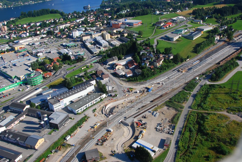 Rad- und Fußwegunterführung, rechts der neue Bahnhof